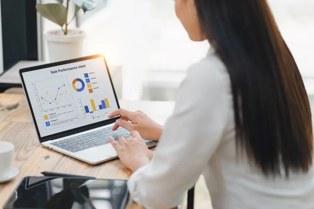 A CRM So Simple It Trains Itself: 6 Steps to Adoption Without a Training Day