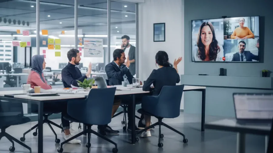 8 Winning Hybrid Communication Strategies To Implement This Year